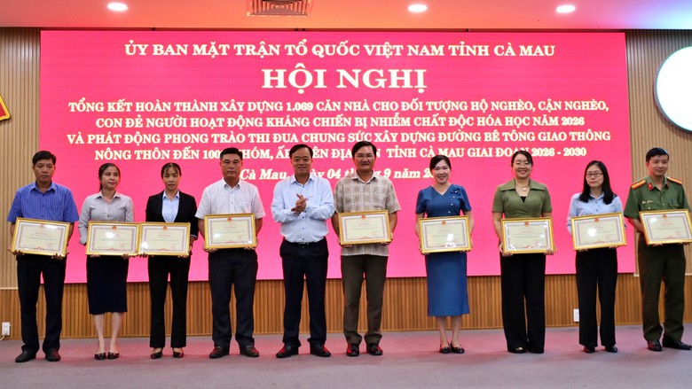 C&agrave; Mau: Ho&agrave;n th&agrave;nh 1.069 căn nh&agrave; t&igrave;nh nghĩa, tiếp tục đầu tư 14.000 tỷ l&agrave;m đường - Ảnh 2.