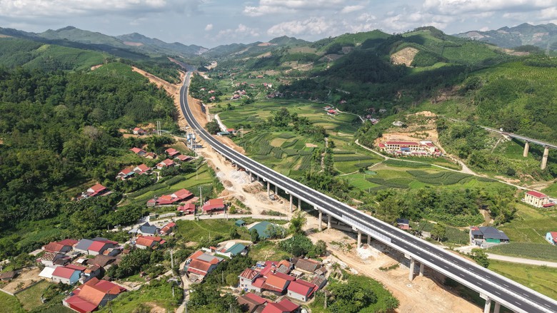 Người dân tự ý vào công trường cao tốc Hữu Nghị - Chi Lăng, nguy cơ mất an toàn tăng cao - Ảnh 2.