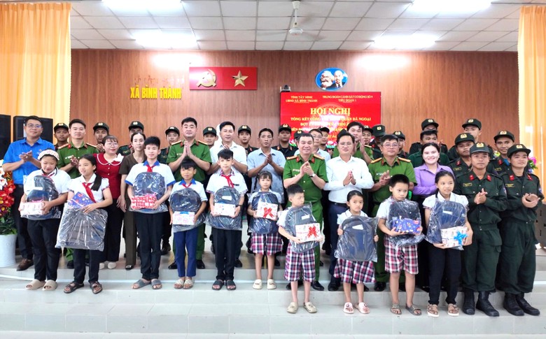 Cảnh s&aacute;t cơ động g&oacute;p sức l&agrave;m đường, sửa cầu, chỉnh trang trường học v&ugrave;ng bi&ecirc;n T&acirc;y Ninh- Ảnh 1.