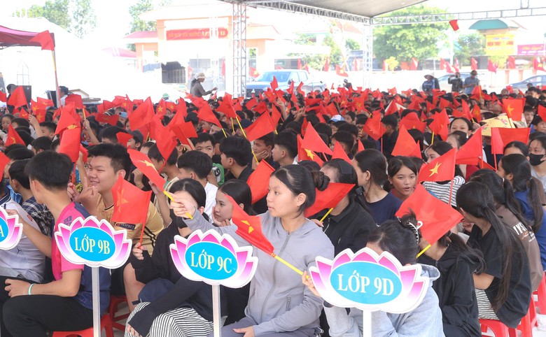 Nghệ An: Phụ huynh, học sinh n&ocirc; nức ch&agrave;o khai giảng tại trường nội tr&uacute; li&ecirc;n cấp mới- Ảnh 7.