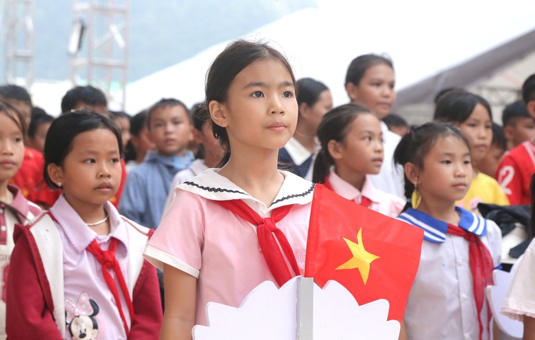 Nghệ An: Phụ huynh, học sinh n&ocirc; nức ch&agrave;o khai giảng tại trường nội tr&uacute; li&ecirc;n cấp mới- Ảnh 8.