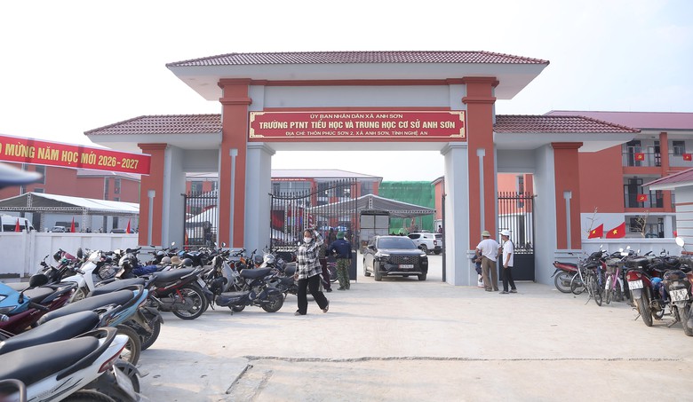 Nghệ An: Phụ huynh, học sinh n&ocirc; nức ch&agrave;o khai giảng tại trường nội tr&uacute; li&ecirc;n cấp mới- Ảnh 13.