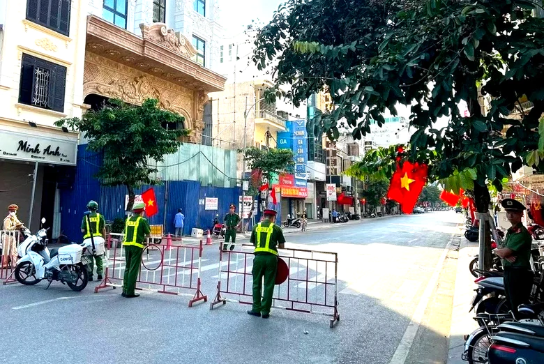 Nghẹt thở th&aacute;o gỡ quả bom nặng 300kg dưới m&oacute;ng nh&agrave; d&acirc;n ở Hải Ph&ograve;ng- Ảnh 2.