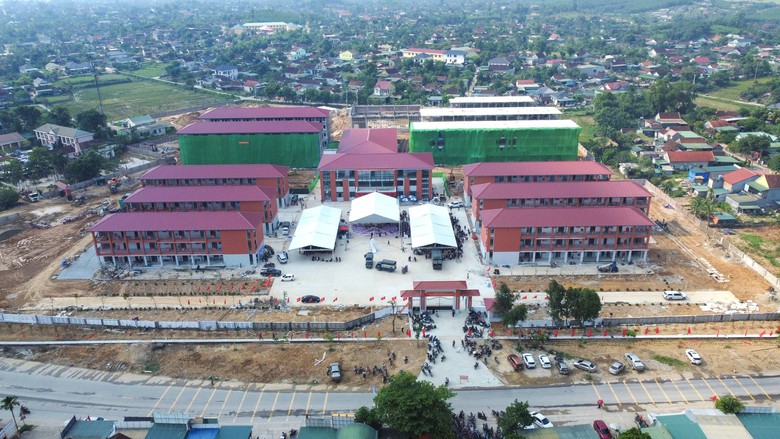 Nghệ An: Phụ huynh, học sinh n&ocirc; nức ch&agrave;o khai giảng tại trường nội tr&uacute; li&ecirc;n cấp mới- Ảnh 1.