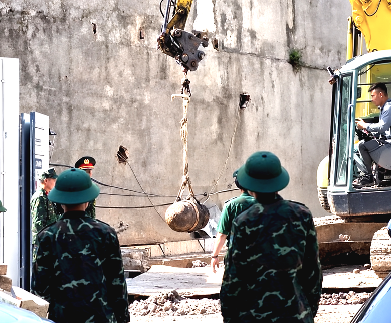 Nghẹt thở th&aacute;o gỡ quả bom nặng 300kg dưới m&oacute;ng nh&agrave; d&acirc;n ở Hải Ph&ograve;ng- Ảnh 1.