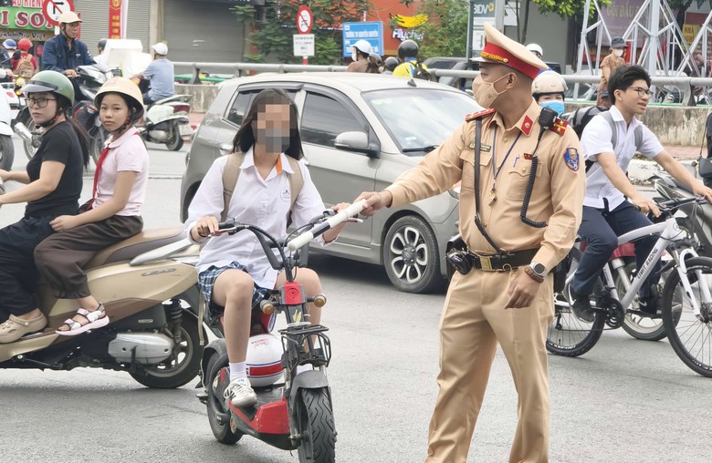 Hà Nội: Nhiều phụ huynh đi xe máy "kẹp 3", học sinh không đội mũ bảo hiểm bị CSGT xử lý - Ảnh 5.