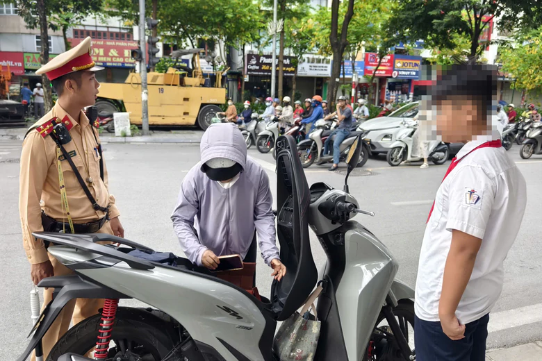 Hà Nội: Nhiều phụ huynh đi xe máy "kẹp 3", học sinh không đội mũ bảo hiểm bị CSGT xử lý - Ảnh 3.