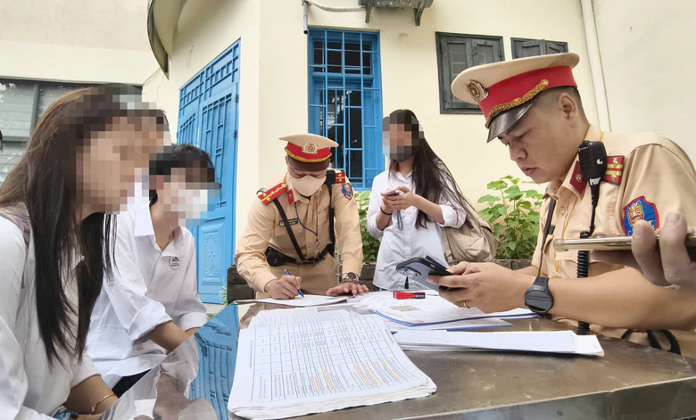 Hà Nội: Nhiều phụ huynh đi xe máy "kẹp 3", học sinh không đội mũ bảo hiểm bị CSGT xử lý - Ảnh 6.