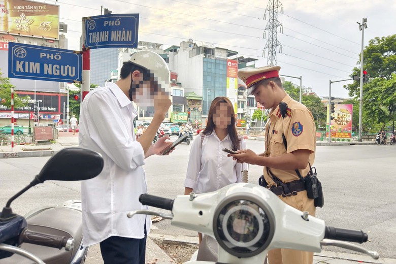 Hà Nội: Nhiều phụ huynh đi xe máy "kẹp 3", học sinh không đội mũ bảo hiểm bị CSGT xử lý - Ảnh 4.