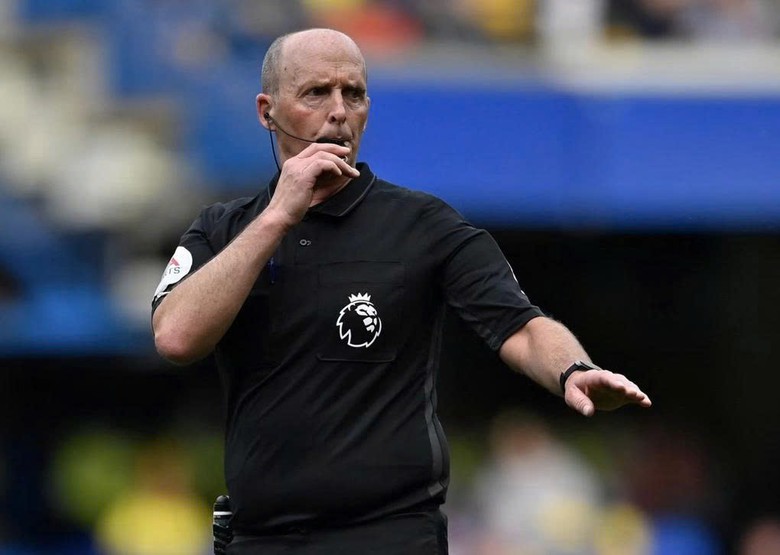 Trọng t&agrave;i Mike Dean tiết lộ g&acirc;y sốc khi l&agrave;m việc ở Ngoại hạng Anh- Ảnh 2.
