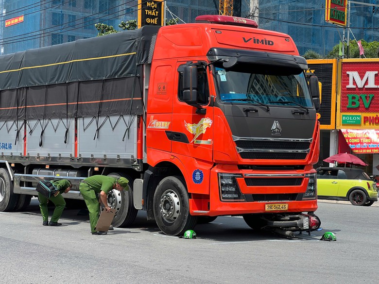 TP.HCM: Xe tải va chạm xe m&aacute;y, 2 cha con thương vong - Ảnh 1.