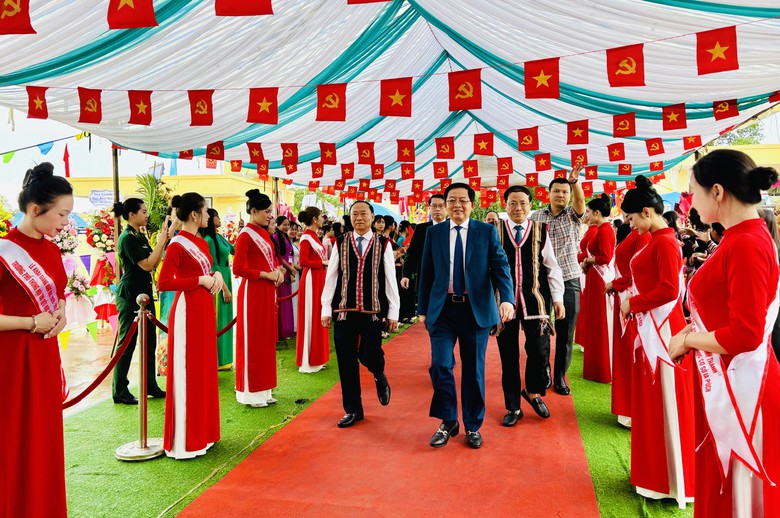 Ph&oacute; Thủ tướng Hồ Quốc Dũng dự khai giảng v&agrave; kh&aacute;nh th&agrave;nh trường li&ecirc;n cấp bi&ecirc;n giới Gia Lai- Ảnh 2.