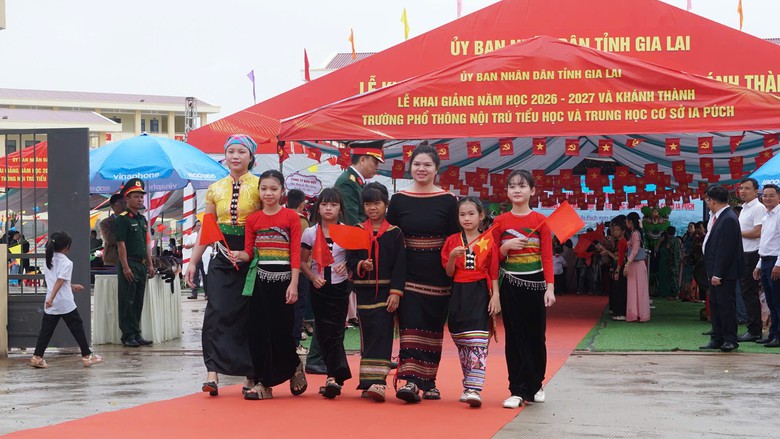 Ph&oacute; Thủ tướng Hồ Quốc Dũng dự khai giảng v&agrave; kh&aacute;nh th&agrave;nh trường li&ecirc;n cấp bi&ecirc;n giới Gia Lai- Ảnh 3.