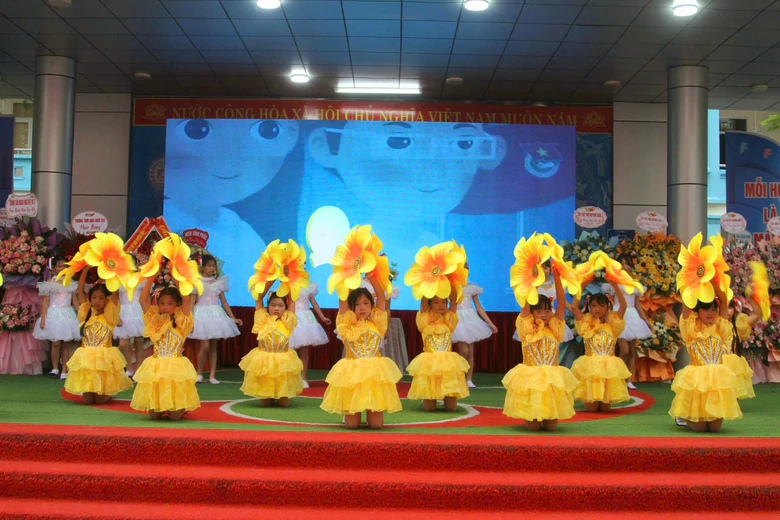 Ph&uacute; Thọ: Trường Tiểu học Khai Quang khai giảng năm học mới, đẩy mạnh chuyển đổi số - Ảnh 7.