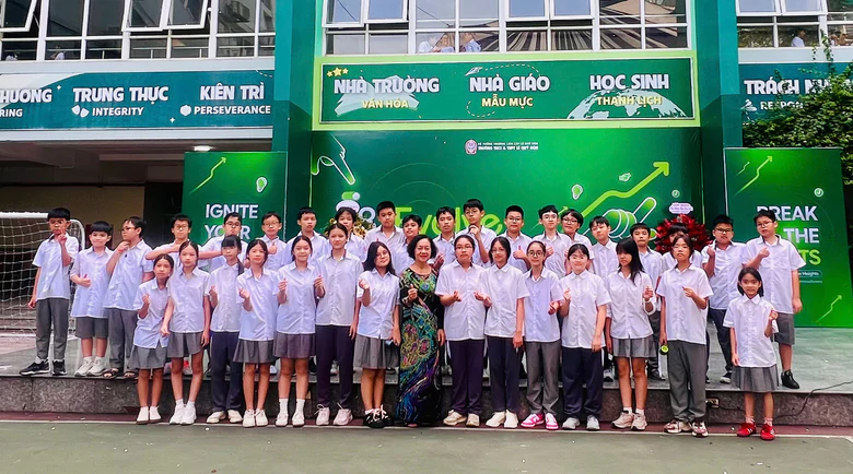 Học sinh H&agrave; Nội h&acirc;n hoan đ&oacute;n năm học mới, ngập tr&agrave;n sắc m&agrave;u ng&agrave;y khai trường- Ảnh 16.