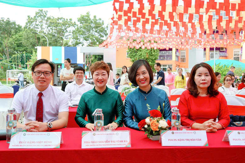 Học sinh H&agrave; Nội h&acirc;n hoan đ&oacute;n năm học mới, ngập tr&agrave;n sắc m&agrave;u ng&agrave;y khai trường- Ảnh 7.