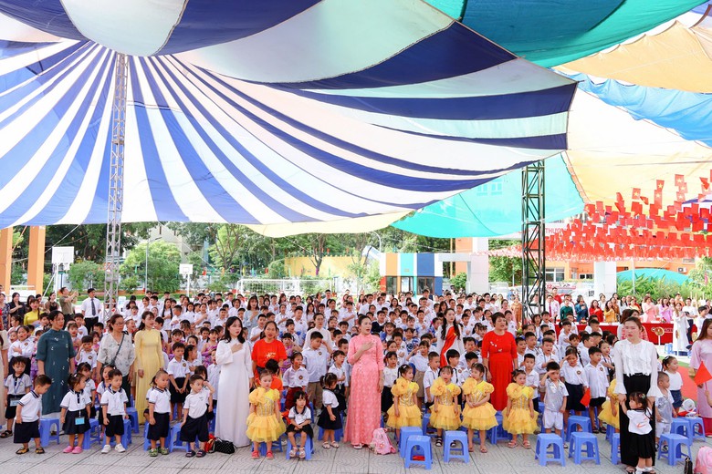 Học sinh H&agrave; Nội h&acirc;n hoan đ&oacute;n năm học mới, ngập tr&agrave;n sắc m&agrave;u ng&agrave;y khai trường- Ảnh 11.