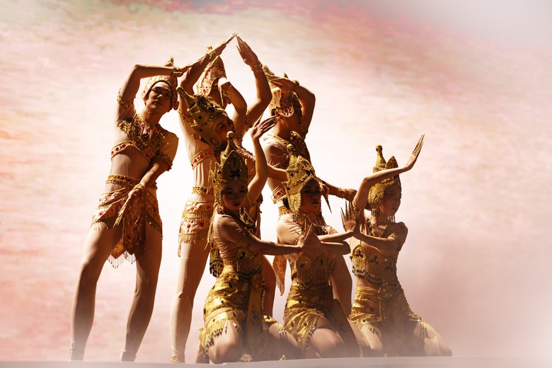 Hoa hậu Opal Suchata Chuangsri  - Ảnh 2.