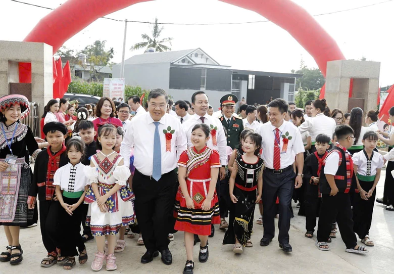 Điện Bi&ecirc;n: Ph&oacute; Thủ tướng Thường trực Phạm Gia T&uacute;c dự Lễ khai giảng năm học mới - Ảnh 1.