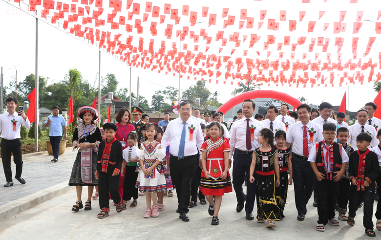 Ph&oacute; Thủ tướng Thường trực Phạm Gia T&uacute;c dự Lễ khai giảng năm học mới tại Điện Bi&ecirc;n- Ảnh 1.