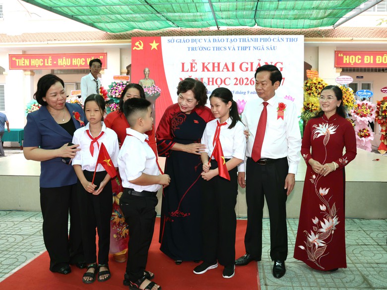 Ph&oacute; chủ tịch Quốc hội Nguyễn Thị Hồng dự lễ khai giảng tại TP Cần Thơ - Ảnh 4.