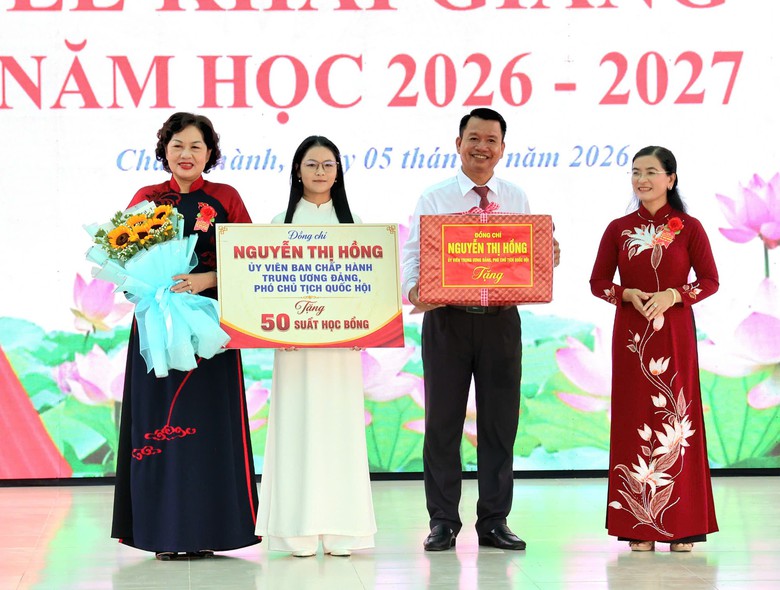 Ph&oacute; chủ tịch Quốc hội Nguyễn Thị Hồng dự lễ khai giảng tại TP Cần Thơ - Ảnh 3.