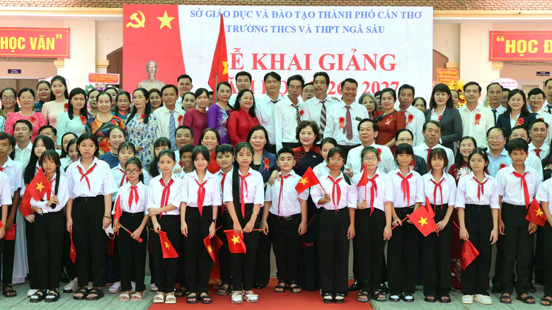 Ph&oacute; chủ tịch Quốc hội Nguyễn Thị Hồng dự lễ khai giảng tại TP Cần Thơ - Ảnh 1.