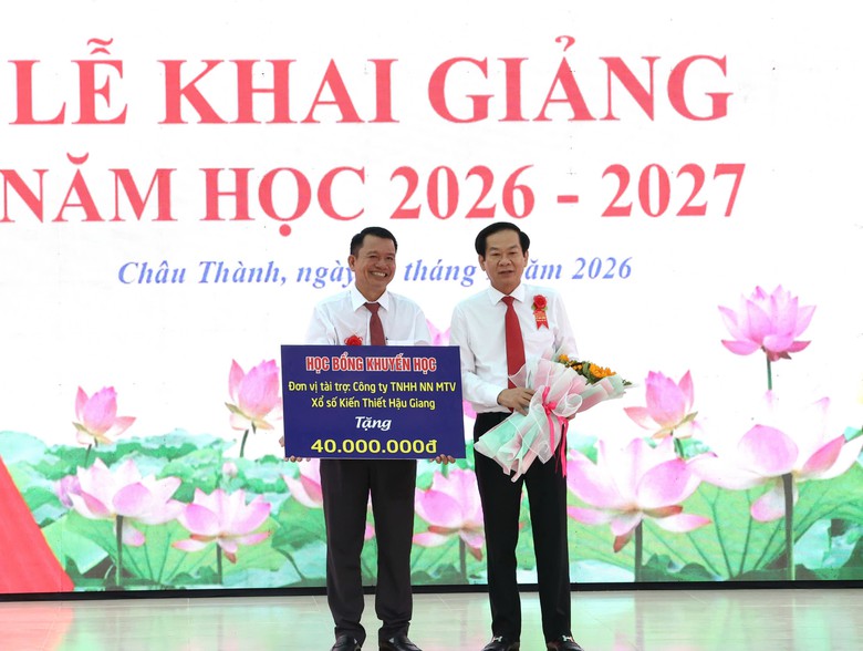 Ph&oacute; chủ tịch Quốc hội Nguyễn Thị Hồng dự lễ khai giảng tại TP Cần Thơ - Ảnh 2.