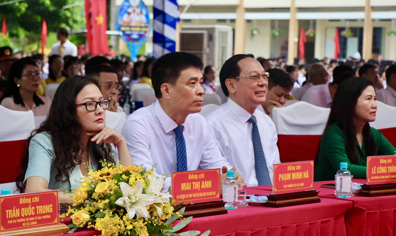 Ph&oacute; Thủ tướng Nguyễn Văn Thắng dự lễ khai giảng năm học mới tại TP Đồng Nai - Ảnh 4.