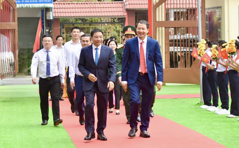 Phó Thủ tướng Nguyễn Văn Thắng dự lễ khai giảng năm học mới tại TP Đồng Nai - Ảnh 2.