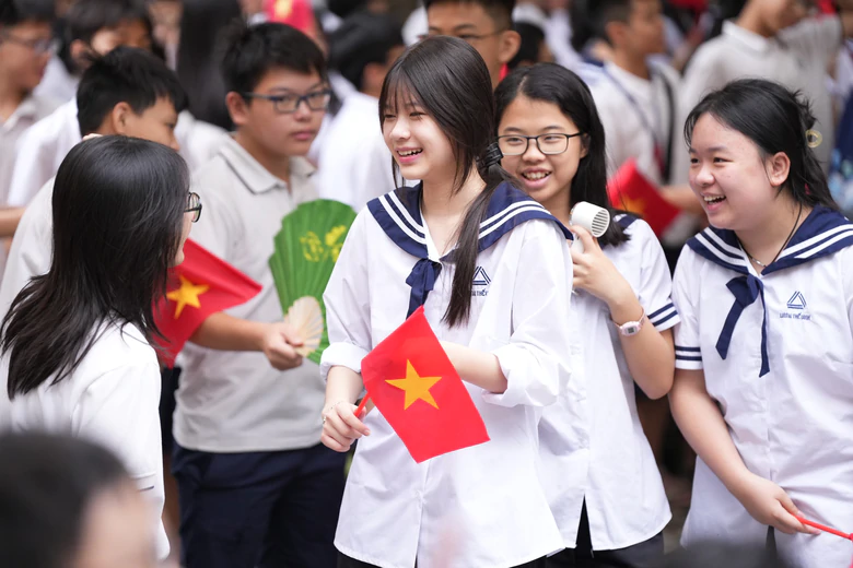 Học sinh H&agrave; Nội h&acirc;n hoan đ&oacute;n năm học mới, ngập tr&agrave;n sắc m&agrave;u ng&agrave;y khai trường- Ảnh 2.