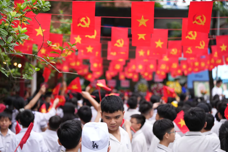 Học sinh H&agrave; Nội h&acirc;n hoan đ&oacute;n năm học mới, ngập tr&agrave;n sắc m&agrave;u ng&agrave;y khai trường- Ảnh 5.