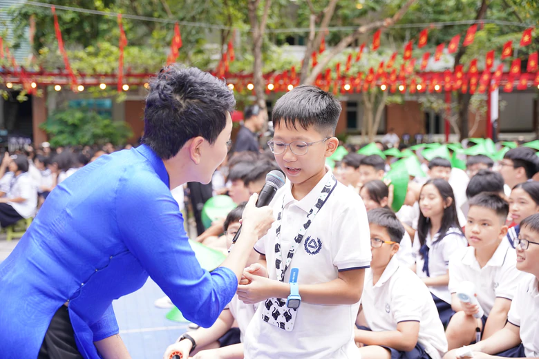 Học sinh H&agrave; Nội h&acirc;n hoan đ&oacute;n năm học mới, ngập tr&agrave;n sắc m&agrave;u ng&agrave;y khai trường- Ảnh 6.