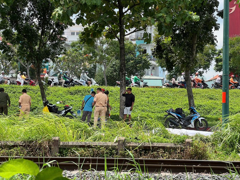 TP.HCM: Nam thanh ni&ecirc;n đi bộ tr&ecirc;n đường ray bị t&agrave;u t&ocirc;ng tử vong - Ảnh 1.