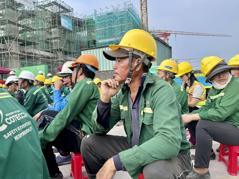 Tiếp sức những ước mơ ph&iacute;a sau c&ocirc;ng trường - Ảnh 1.