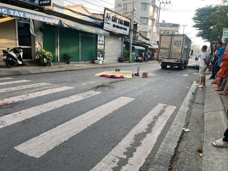 TP.HCM: Hai xe m&aacute;y va chạm, người đ&agrave;n &ocirc;ng lao ra giữa đường bị xe tải c&aacute;n tử vong - Ảnh 1.