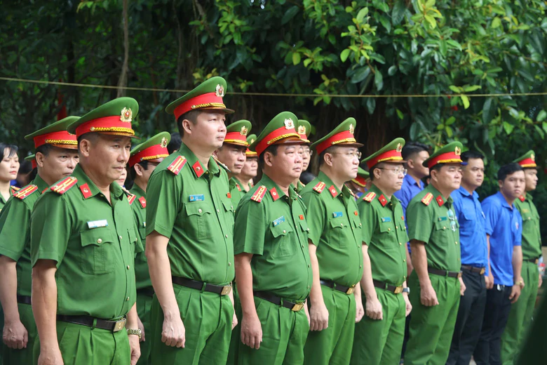 Hai gia đình người có công ở Quảng Ngãi được tặng nhà tình nghĩa- Ảnh 1.