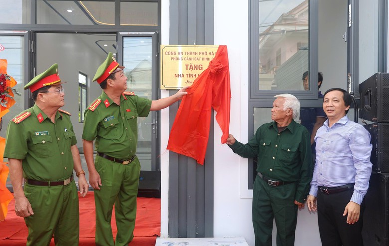 Hai gia đình người có công ở Quảng Ngãi được tặng nhà tình nghĩa- Ảnh 2.