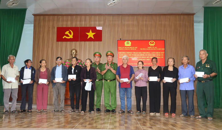 Hai gia đình người có công ở Quảng Ngãi được tặng nhà tình nghĩa- Ảnh 5.