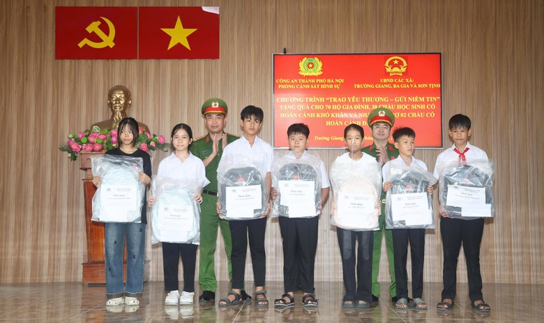 Hai gia đình người có công ở Quảng Ngãi được tặng nhà tình nghĩa- Ảnh 6.