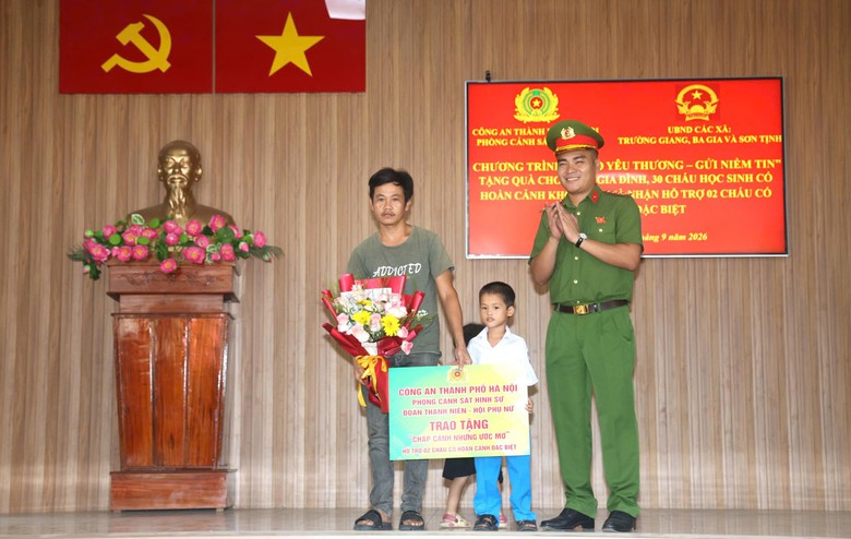 Hai gia đình người có công ở Quảng Ngãi được tặng nhà tình nghĩa- Ảnh 7.