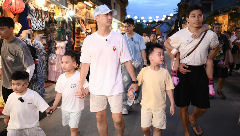 Phương Nam bật kh&oacute;c khi đọc thư của cha trong "Bố ơi m&igrave;nh đi đ&acirc;u thế?"- Ảnh 1.