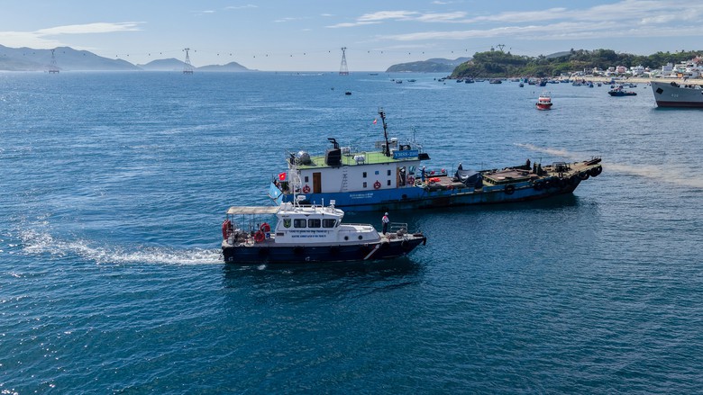 Cảng vụ H&agrave;ng hải Nha Trang thực tập cứu nạn, ứng ph&oacute; sự cố tr&agrave;n dầu tr&ecirc;n biển- Ảnh 1.