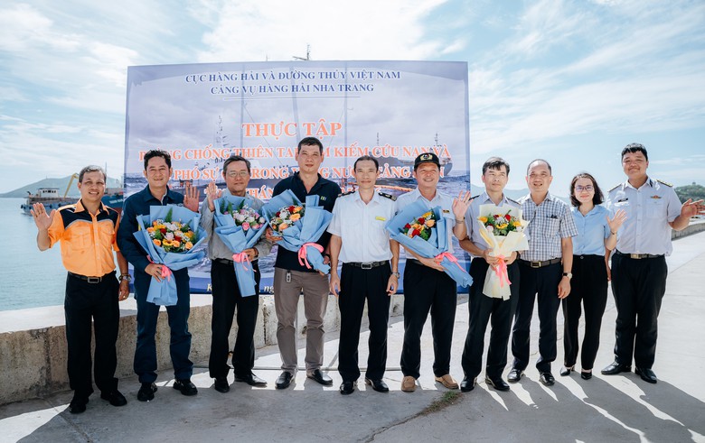 Cảng vụ H&agrave;ng hải Nha Trang thực tập cứu nạn, ứng ph&oacute; sự cố tr&agrave;n dầu tr&ecirc;n biển- Ảnh 5.