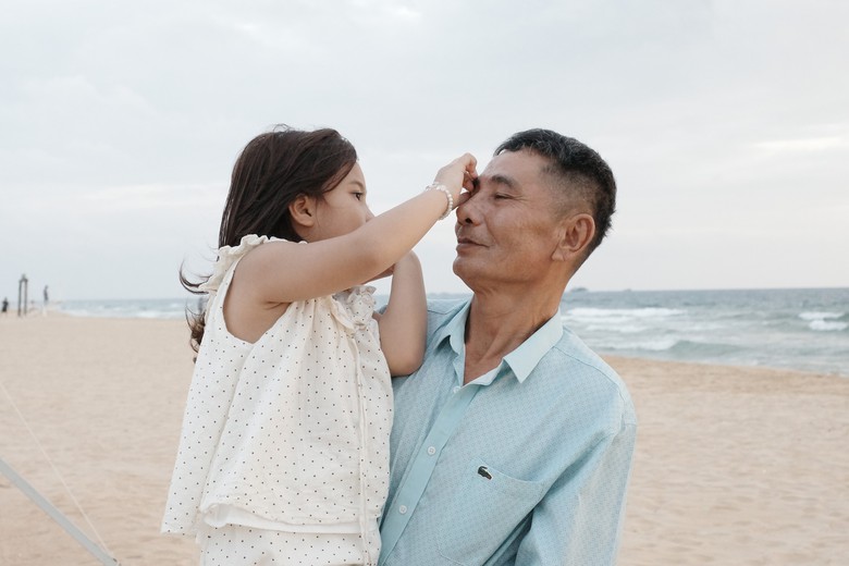 Phương Nam bật kh&oacute;c khi đọc thư của cha trong "Bố ơi m&igrave;nh đi đ&acirc;u thế?"- Ảnh 7.