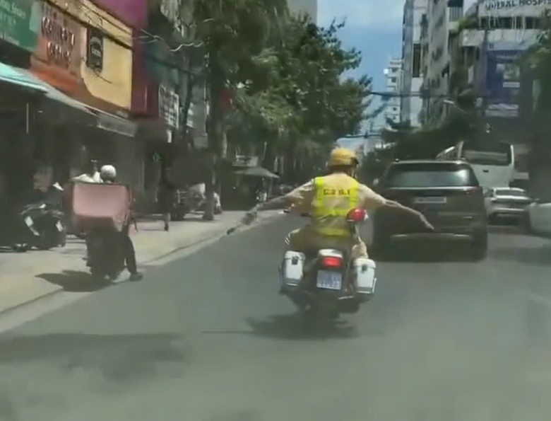 CSGT Khánh Hòa dùng xe chuyên dụng dẫn đường, hỗ trợ du khách nước ngoài đi cấp cứu- Ảnh 1.