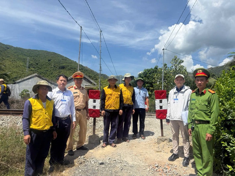 Cảnh s&aacute;t giao th&ocirc;ng Kh&aacute;nh H&ograve;a xử l&yacute; nghi&ecirc;m vi phạm, ngăn tai nạn đường sắt- Ảnh 5.