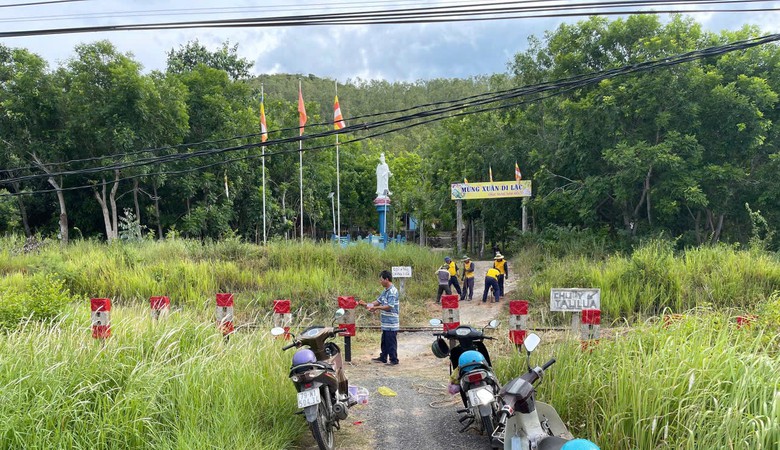 Cảnh s&aacute;t giao th&ocirc;ng Kh&aacute;nh H&ograve;a xử l&yacute; nghi&ecirc;m vi phạm, ngăn tai nạn đường sắt- Ảnh 4.