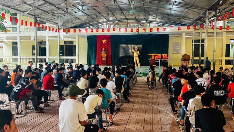 CSGT Ph&uacute; Thọ v&agrave; h&agrave;nh tr&igrave;nh đến trường an to&agrave;n cho học sinh v&ugrave;ng l&ograve;ng hồ- Ảnh 1.