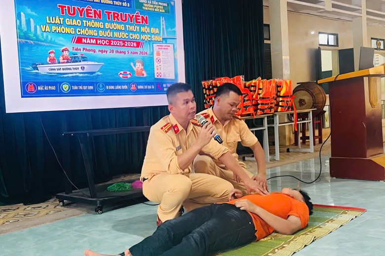 CSGT Ph&uacute; Thọ v&agrave; h&agrave;nh tr&igrave;nh đến trường an to&agrave;n cho học sinh v&ugrave;ng l&ograve;ng hồ- Ảnh 2.